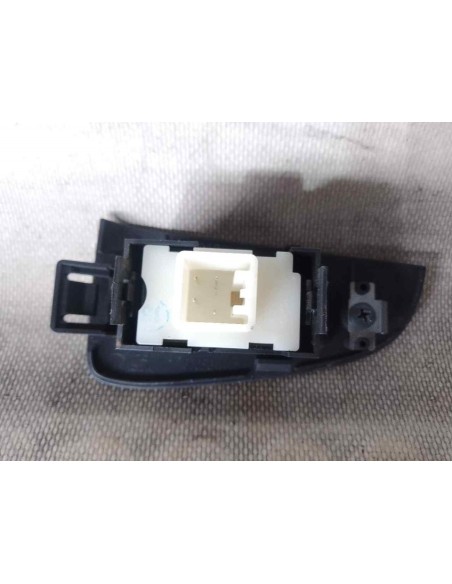 MANDO ELEVALUNAS TRASERO IZQUIERDO TOYOTA AVENSIS BERLINA (T25) - 194986