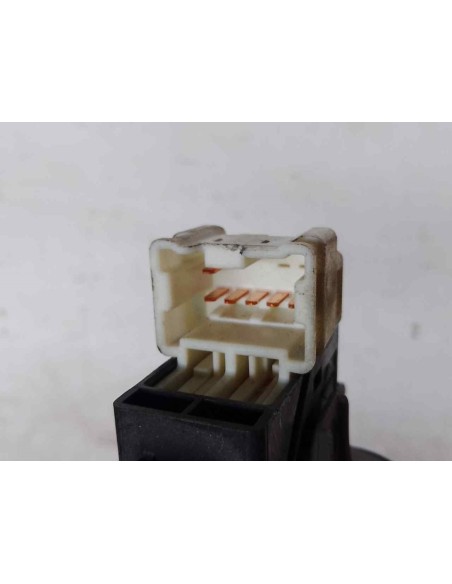 MANDO ELEVALUNAS DELANTERO DERECHO NISSAN ALMERA TINO (V10M) - 98416