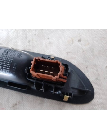 MANDO ELEVALUNAS TRASERO IZQUIERDO RENAULT CLIO II FASE I (B/CB0) - 104132