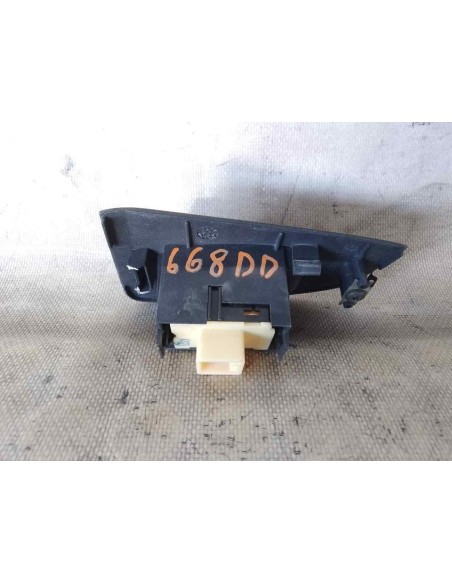 MANDO ELEVALUNAS DELANTERO DERECHO TOYOTA AVENSIS BERLINA (T25) - 200367