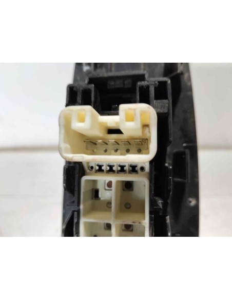 MANDO ELEVALUNAS DELANTERO DERECHO TOYOTA AURIS (E15) - 181951